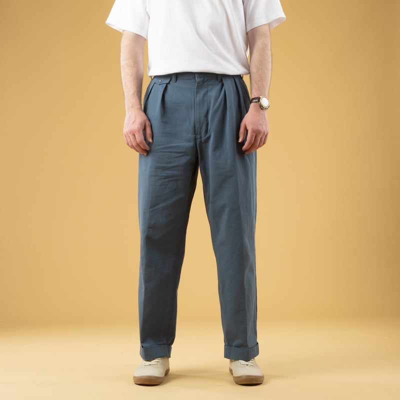 Image_Flâneurs_BEAMS PLUS / 2 Pleats Trousers Twill Bio Washed Sax_de-face