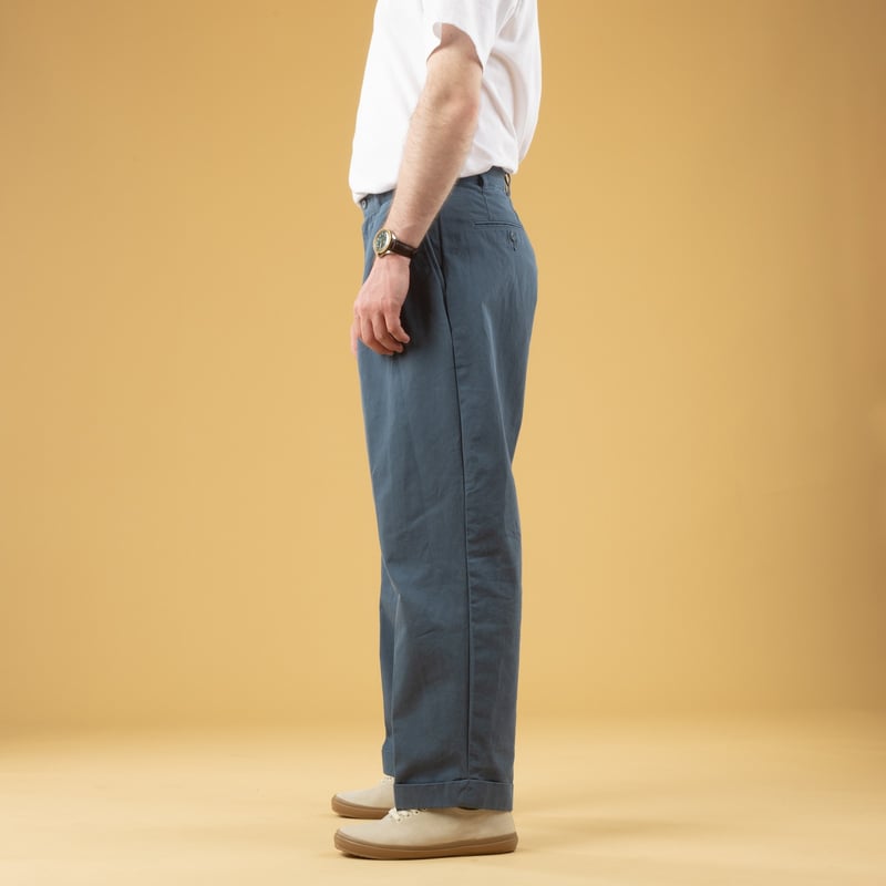 Image_Flâneurs_BEAMS PLUS / 2 Pleats Trousers Twill Bio Washed Sax_de-profil