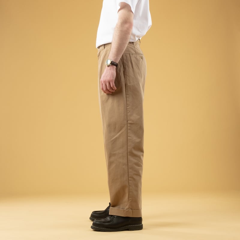 Image_Flâneurs_BEAMS PLUS / 2 Pleats Trousers Twill Khaki_de-profil