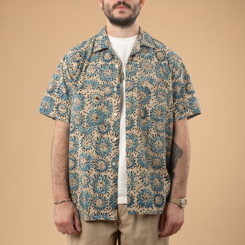 Image-Flâneurs_BEAMS PLUS / Open Collar Shirt Block Print Sun Flower Blue_de-face
