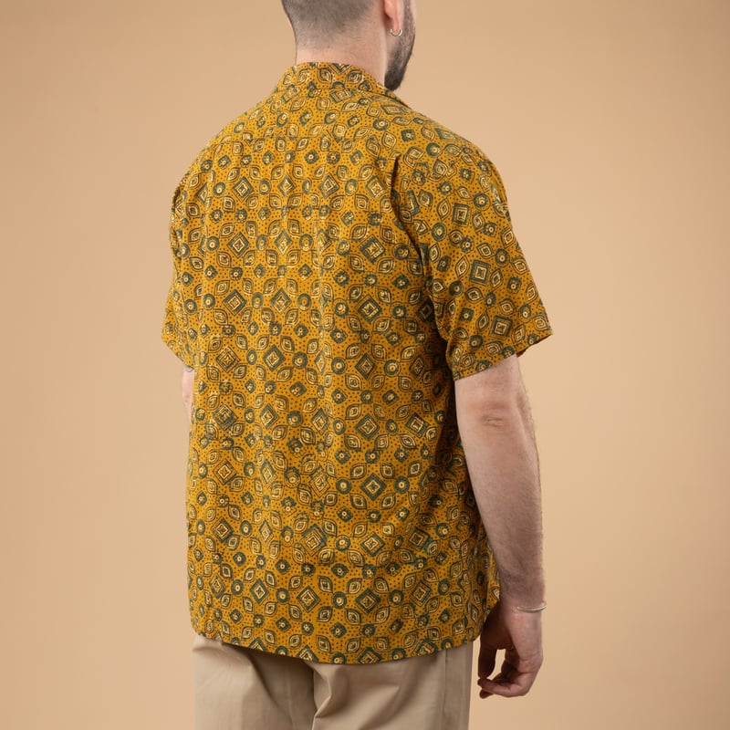 Image_Flâneurs_BEAMS PLUS / Open Collar Shirt Block Print Geometric Pattern Mustard_de-dos