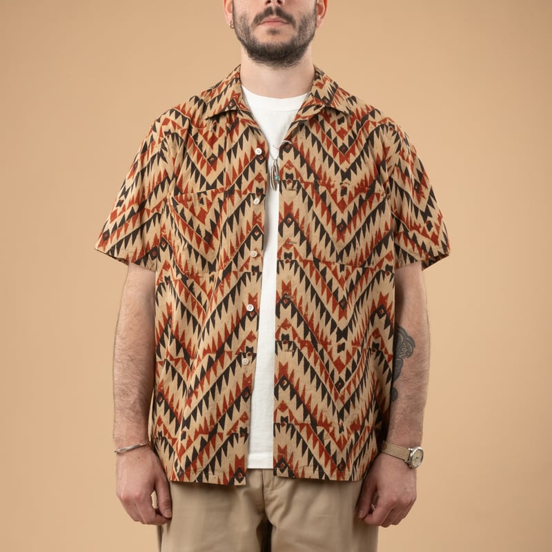 Image-Flâneurs_BEAMS PLUS / Open Collar Shirt Block Print Zig-Zag Beige_de-face