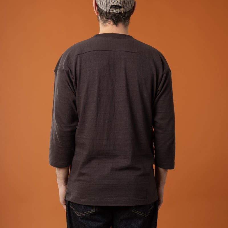 back view of people wearing WAREHOUSE & CO. Three-Quarter-Sleeve T-shirt in Sumikuro color