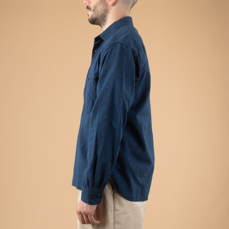 image flâneurs porté de profil chemise JAPAN BLUE JEANS Chambray Work Shirts Deep Indigo (2)