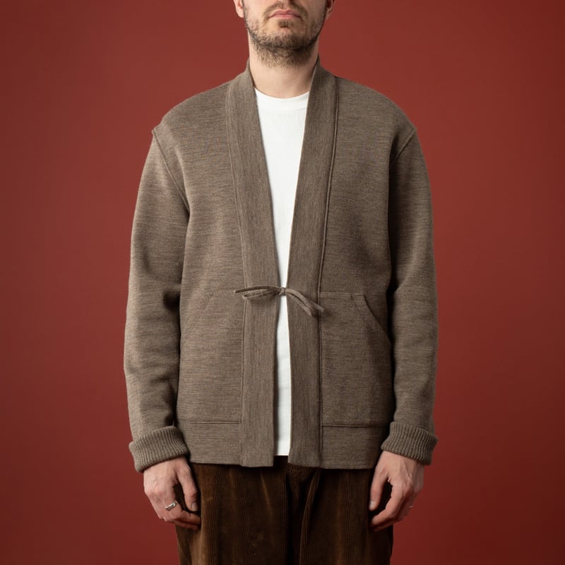 image-de-face-fermé-Le-Minor-x-Flâneurs-Noragi-beige
