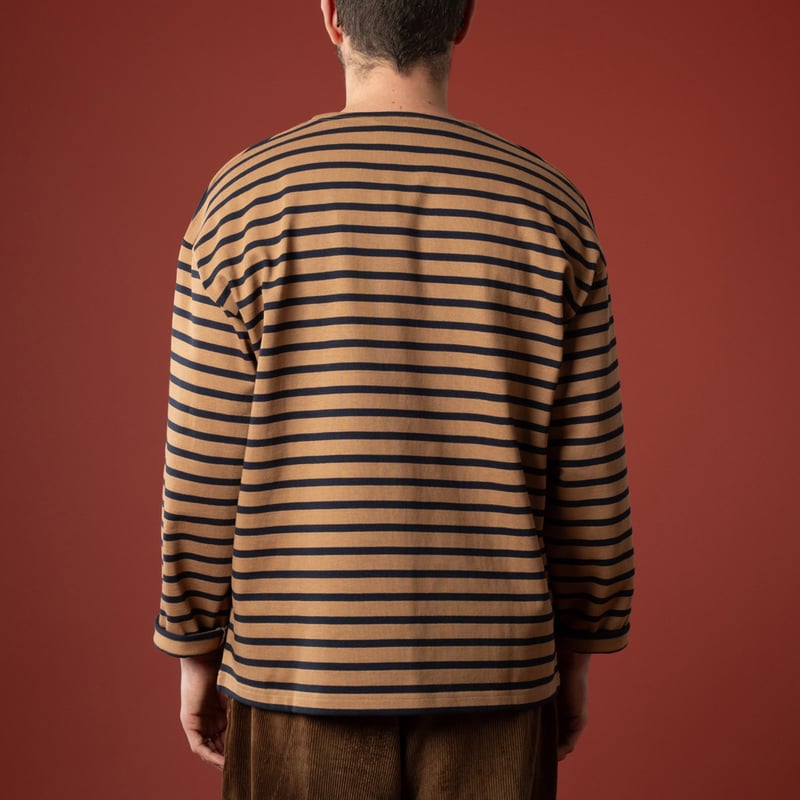 image-de-dos-Le-Minor-x-Flâneurs-Marinière-Loose-camel-marine
