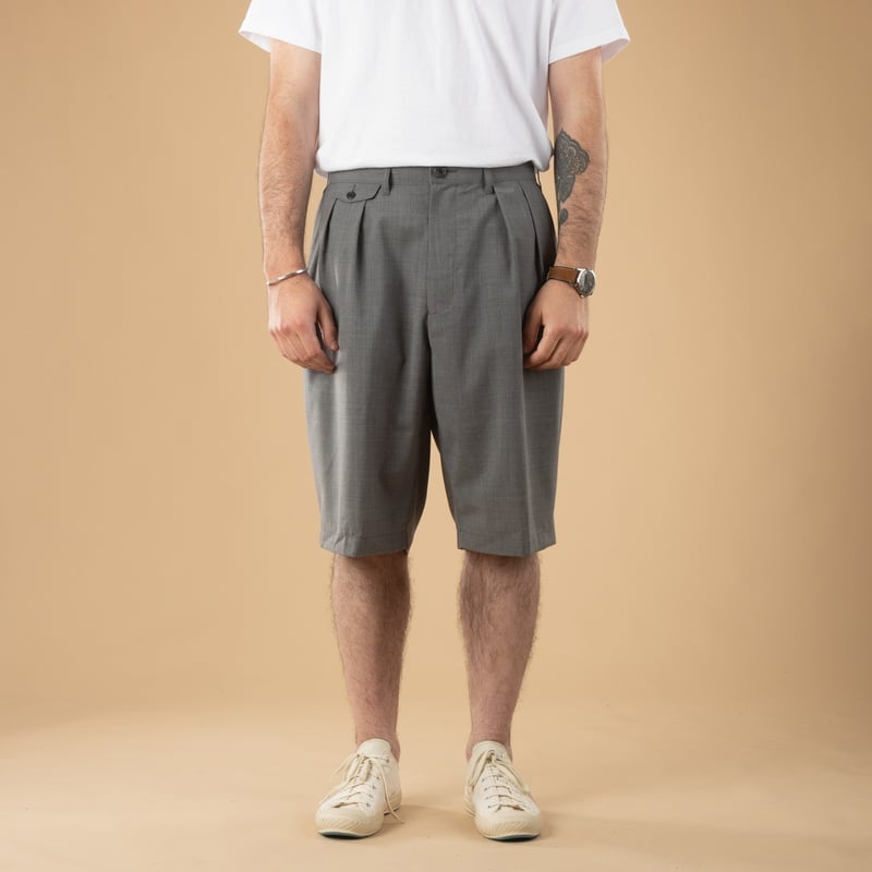 Image-Flâneurs_BEAMS PLUS / 2 Pleats Shorts Wool Tropical Grey_de-face