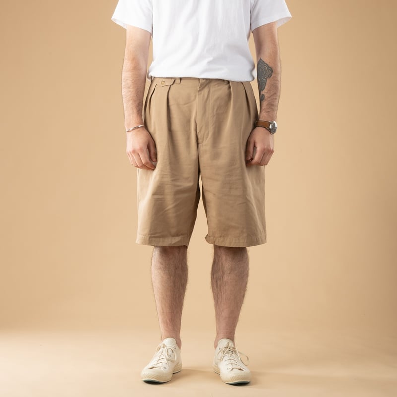 Image-Flâneurs_2 Pleats Shorts Twill Khaki_Beams-PLus_de-face