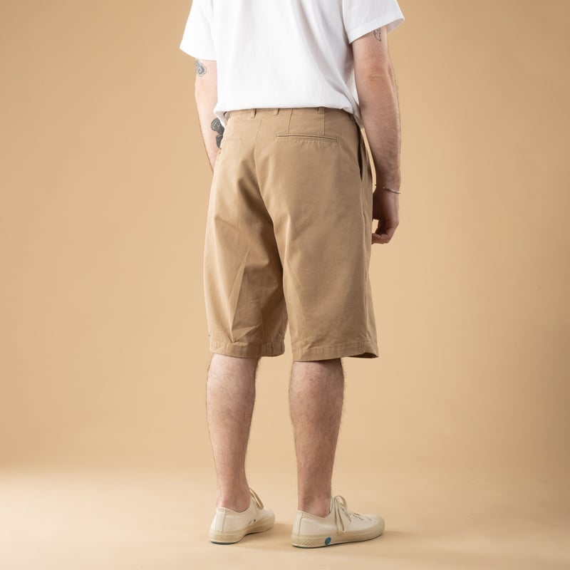 Image-Flâneurs_2 Pleats Shorts Twill Khaki_Beams-PLus_de-dos