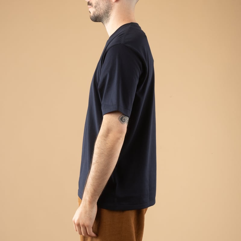Image-Flâneurs_	BATONER / Royal Organic Cotton T-Shirt Navy_de-profil