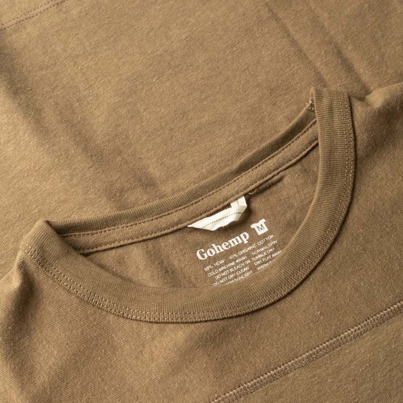 Image-Flâneurs_GOHEMP / Basic Football Tee Saddle Brown_détail-col