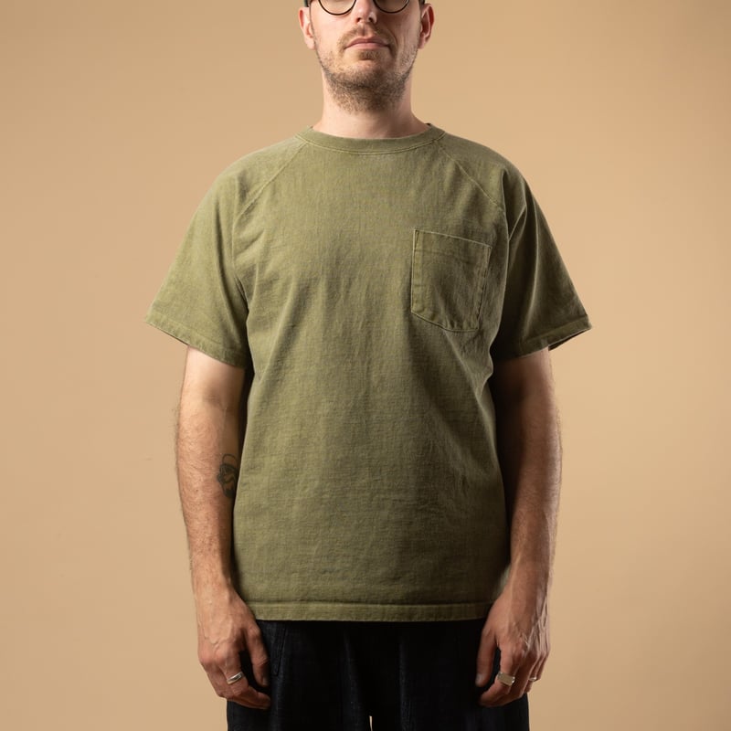 image flâneurs porté de face  GOOD ON  SS Heavy Raglan Pocket Tee P-Sage (1)
