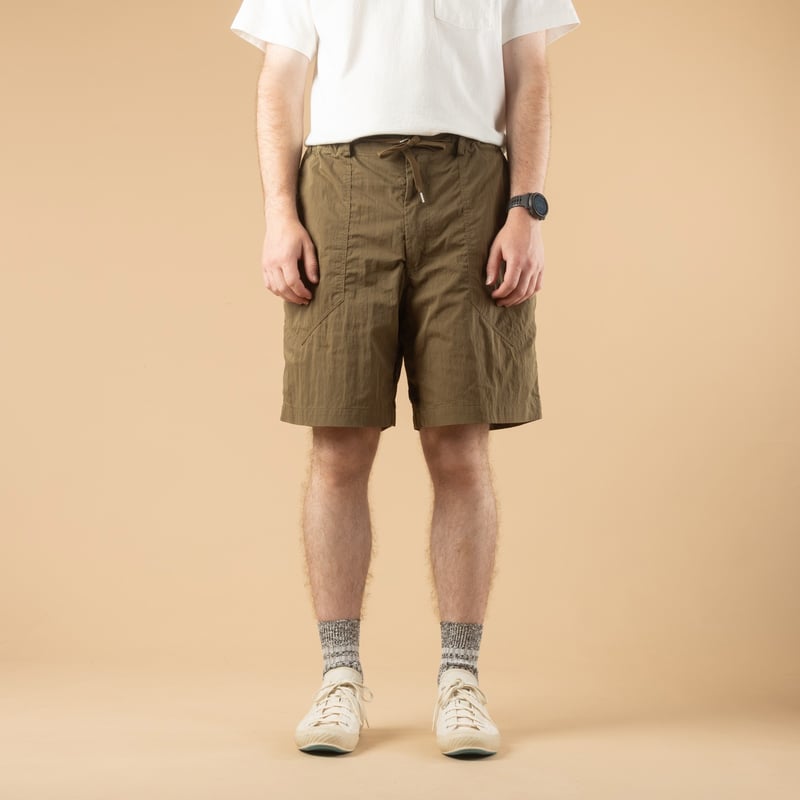 image porté de dos flâneurs FRIZMWORKS CottonNylon Fatigue Shorts Olive (2)