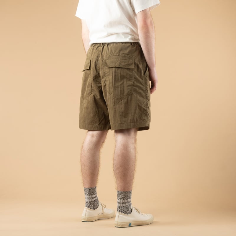 image porté de dos flâneurs FRIZMWORKS CottonNylon Fatigue Shorts Olive (4)