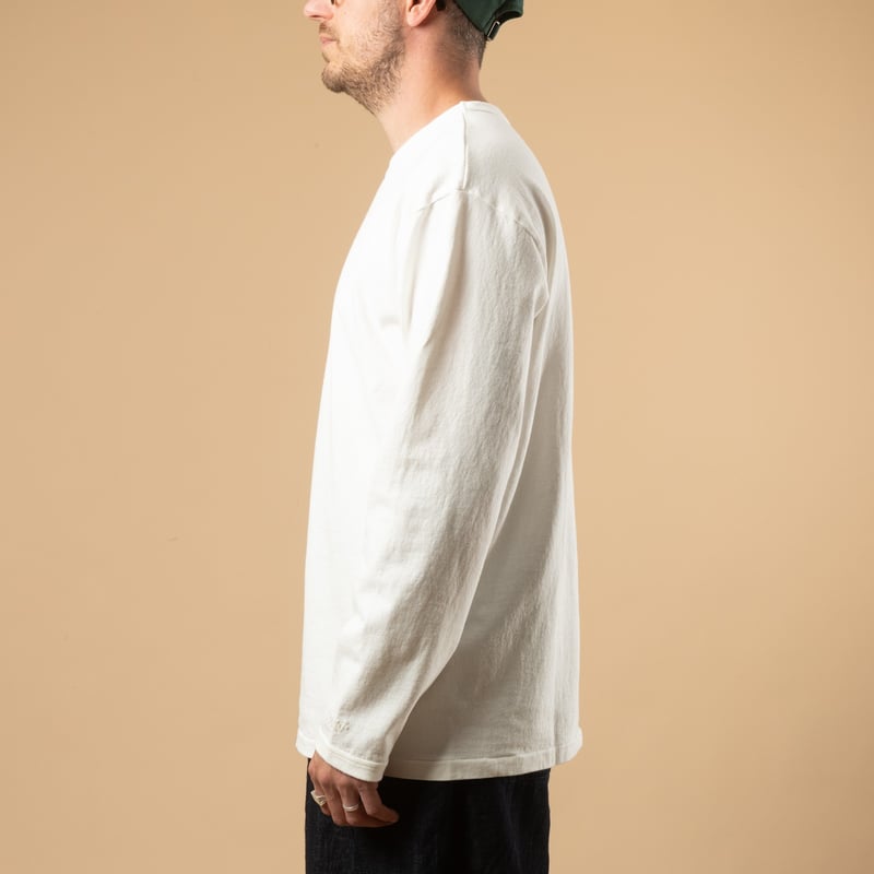 vignette-image porté de côté flâneurs-teeshirt-épais-dubbleworks-HEAVY-WEIGHT-LONG-sleeve-off-white (2)