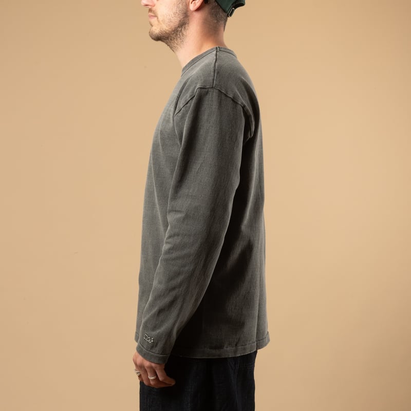 image porté côté flâneurs-teeshirt-épais-dubbleworks-HEAVY-WEIGHT-LONG-sleeve-pd-black (3)