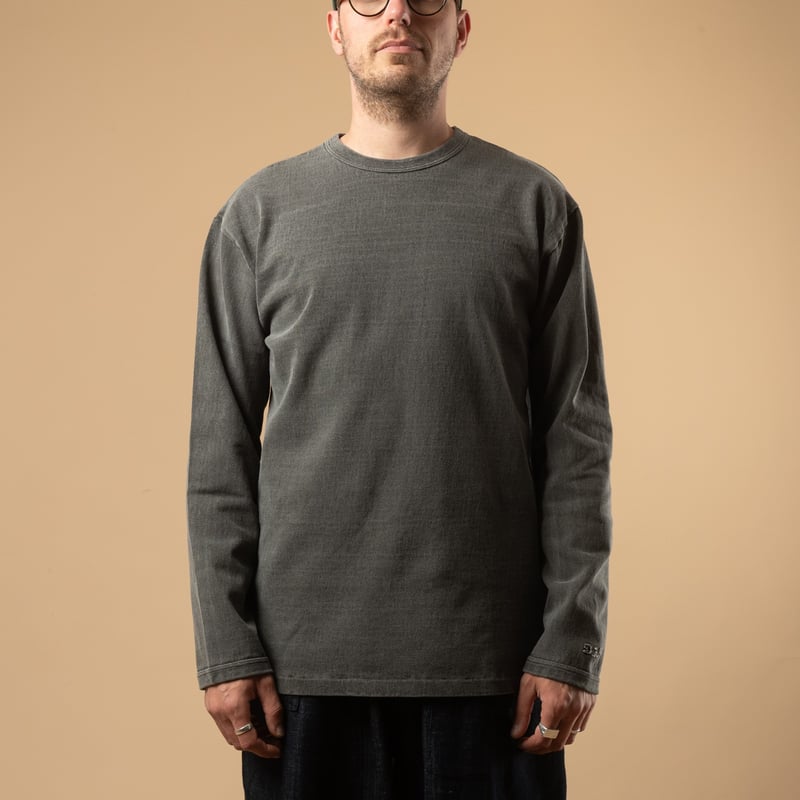 image porté face  flâneurs-teeshirt-épais-dubbleworks-HEAVY-WEIGHT-LONG-sleeve-pd-black (2)