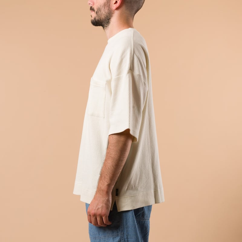 Image-Flâneurs_GOHEMP / Wide Slit Tee Off White_de-profil