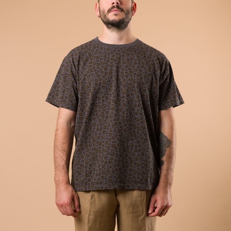Image-Flâneurs-GOOD ON / Leopard Short Sleeve Crew T-Shirt Charcoal_de-face