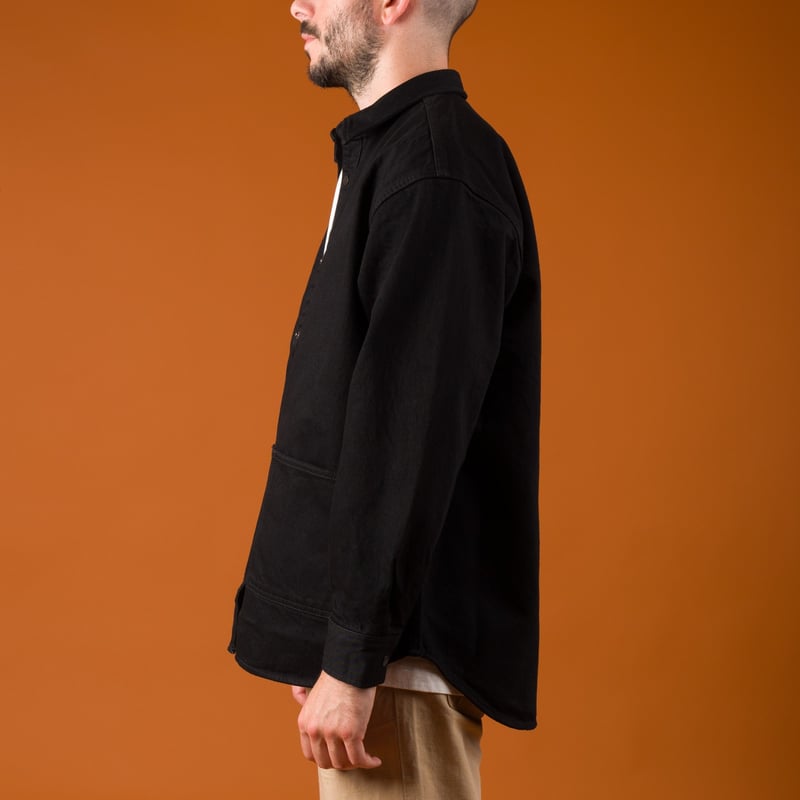 Image-Flâneurs_JAPAN BLUE JEANS / 13oz Denim Big Shirt Jacket Black_de-profil