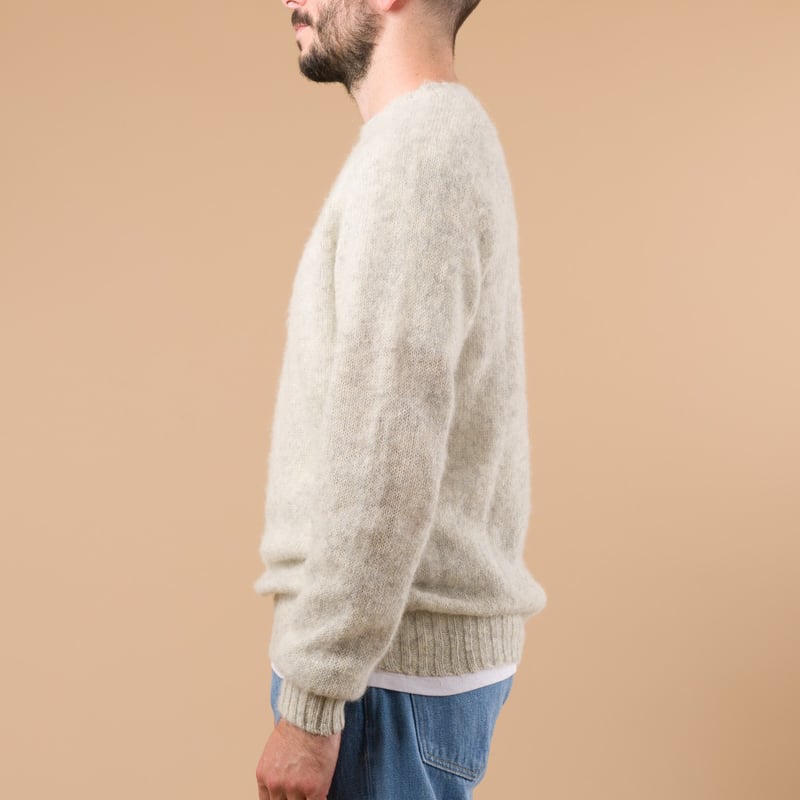 image porté flâneurs HARLEY OF SCOTLAND X FLÂNEURS pull Shaggy Crew Neck Sweater pearl de profil