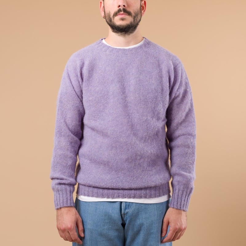 image porté flâneurs HARLEY OF SCOTLAND X FLÂNEURS pull Shaggy Crew Neck Sweater lavender de face