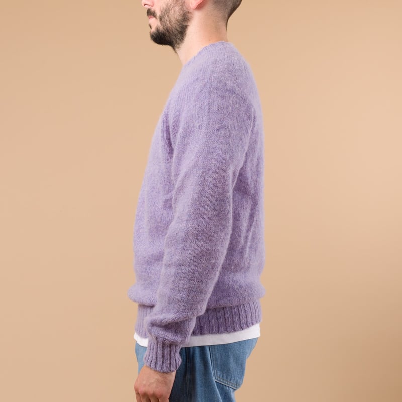 image porté flâneurs HARLEY OF SCOTLAND X FLÂNEURS pull Shaggy Crew Neck Sweater lavender-de profil
