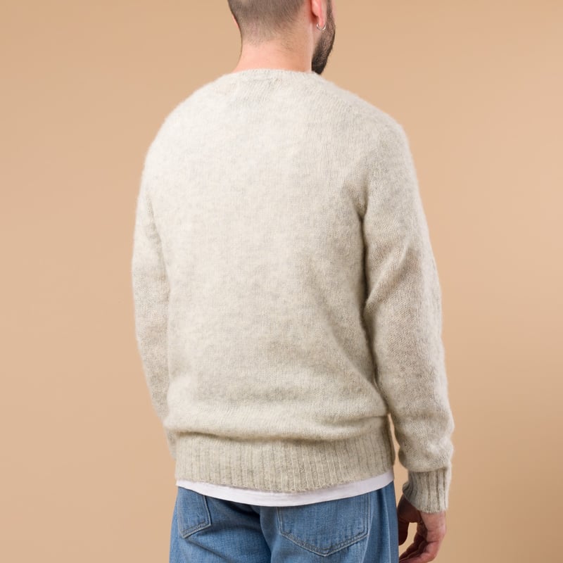 image porté flâneurs HARLEY OF SCOTLAND X FLÂNEURS pull Shaggy Crew Neck Sweater pearl de dos