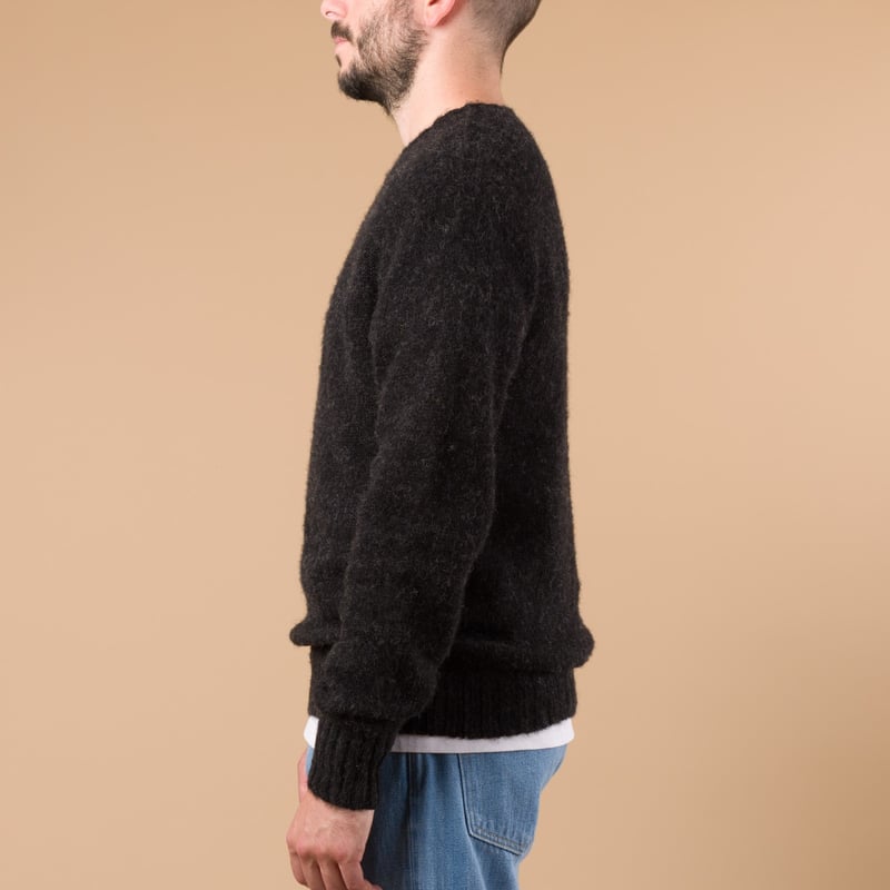 image porté flâneurs HARLEY OF SCOTLAND X FLÂNEURS pull Shaggy Crew Neck Sweater crag de-profil