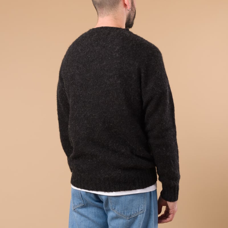 image porté flâneurs HARLEY OF SCOTLAND X FLÂNEURS pull Shaggy Crew Neck Sweater crag de dos
