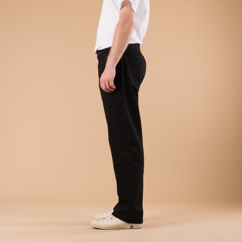 Image-Flâneurs_JAPAN BLUE JEANS / 13oz Denim Tuck Pants Fade Wash Black_de-profil