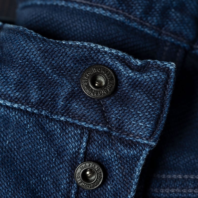 oni x flaneurs detail indigo biowash button