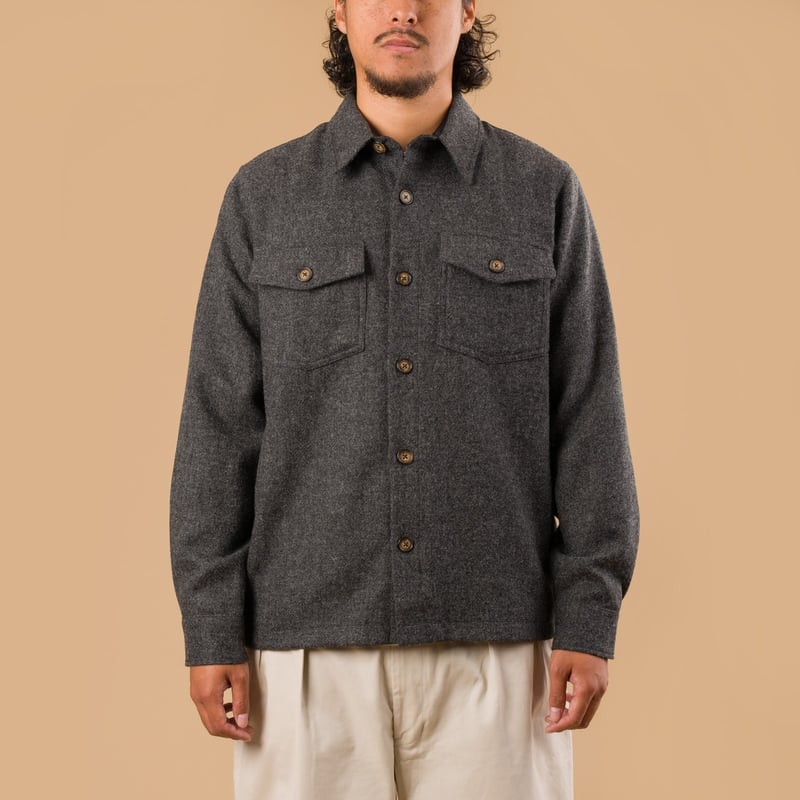 PORTUGUESE-FLANNEL-flaneurs-Wool Field Overshirt Grey porté de face