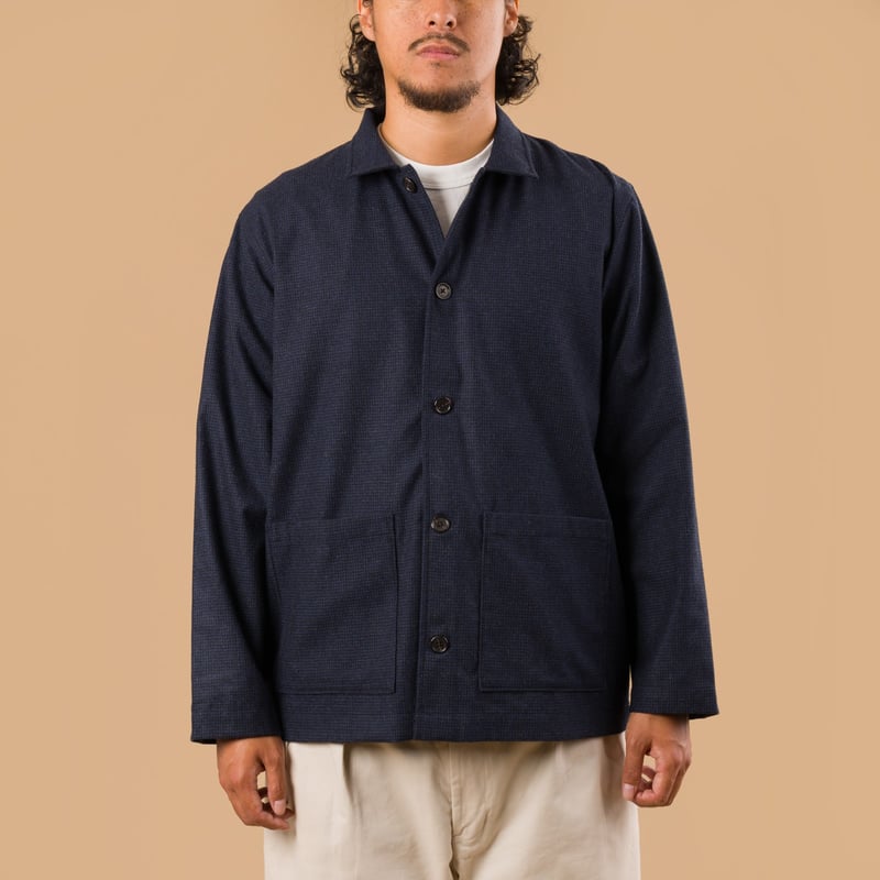 image flaneurs porté face UNIVERSAL WORKS Brushed Bari Easy Overshirt Navy