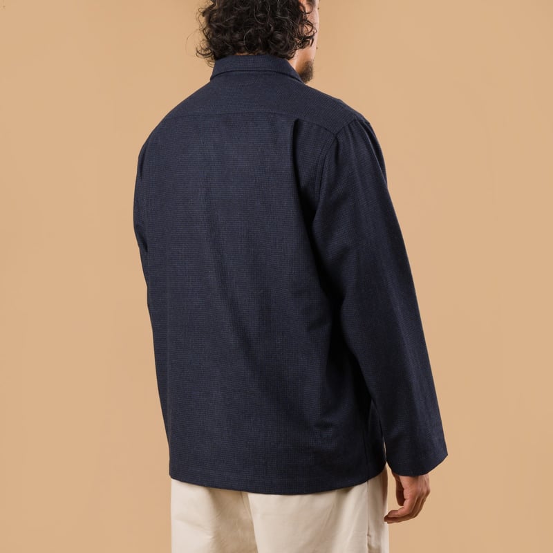 image flaneurs porté dos UNIVERSAL WORKS Brushed Bari Easy Overshirt Navy