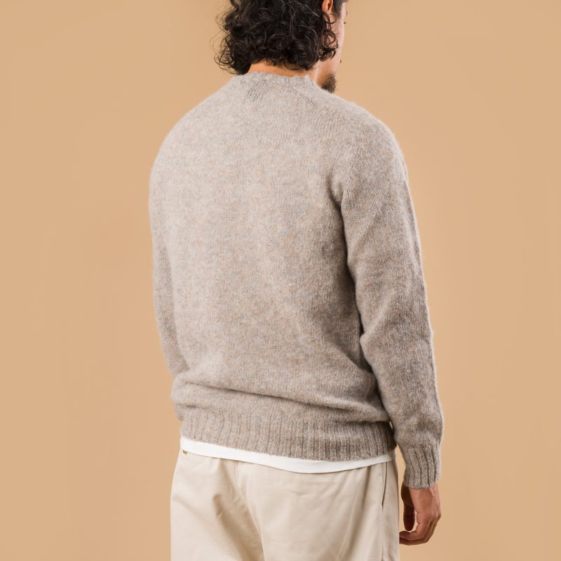 image portée de dos pull HARLEY OF SCOTLAND X FLANEURS shaggy Crew Neck Pebble