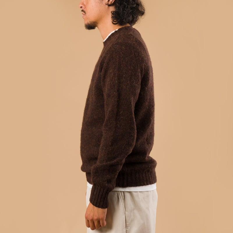 image portée de profil pull HARLEY OF SCOTLAND X FLANEURS shaggy Crew Neck Mocha