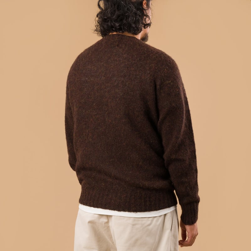 image portée de dos pull HARLEY OF SCOTLAND X FLANEURS shaggy Crew Neck Mocha