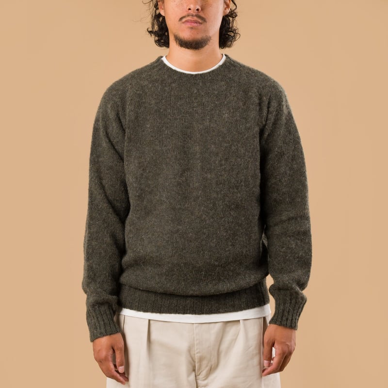 image portée de face pull HARLEY OF SCOTLAND X FLANEURS shaggy Crew Neck Bog