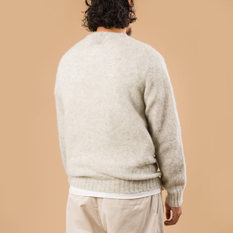 image portée de dos pull HARLEY OF SCOTLAND X FLANEURS shaggy Crew Neck Pearl
