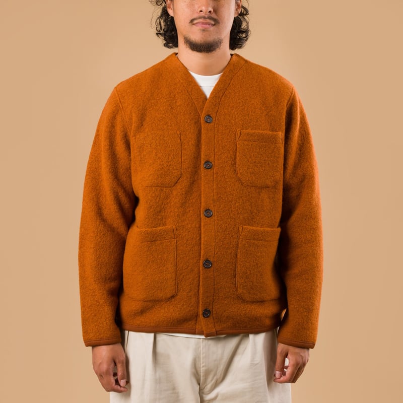 Image-Flâneurs_UNIVERSAL WORKS Wool Fleece Cardigan Rust_porté de face