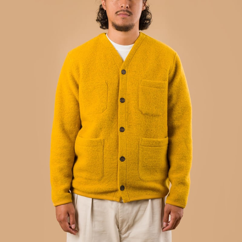 Image-Flâneurs_UNIVERSAL WORKS Wool Fleece Cardigan Yellow_porté de face