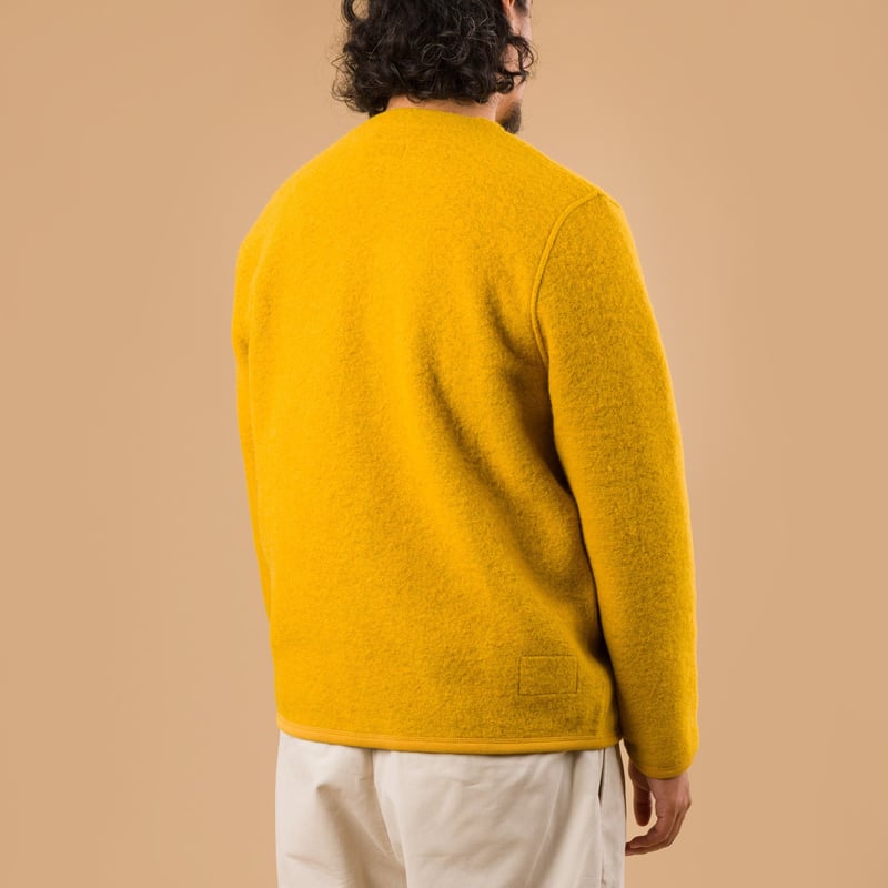 Image-Flâneurs_UNIVERSAL WORKS Wool Fleece Cardigan Yellow_porté de dos
