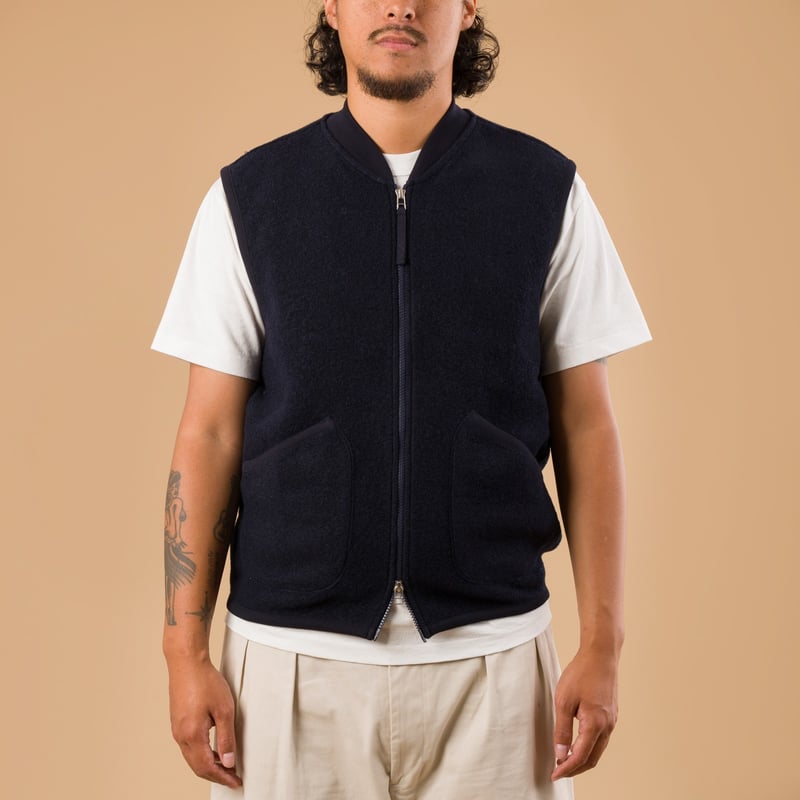 Image-Flâneurs_UNIVERSAL WORKS Wool Fleece Zip Waistcoat Navy de face