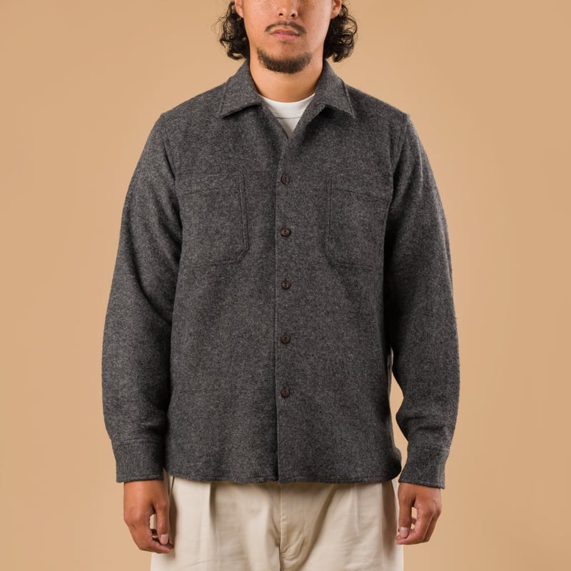 Image-Flâneurs_UNIVERSAL WORKS Dam Marl Work Shirt Grey porté de face