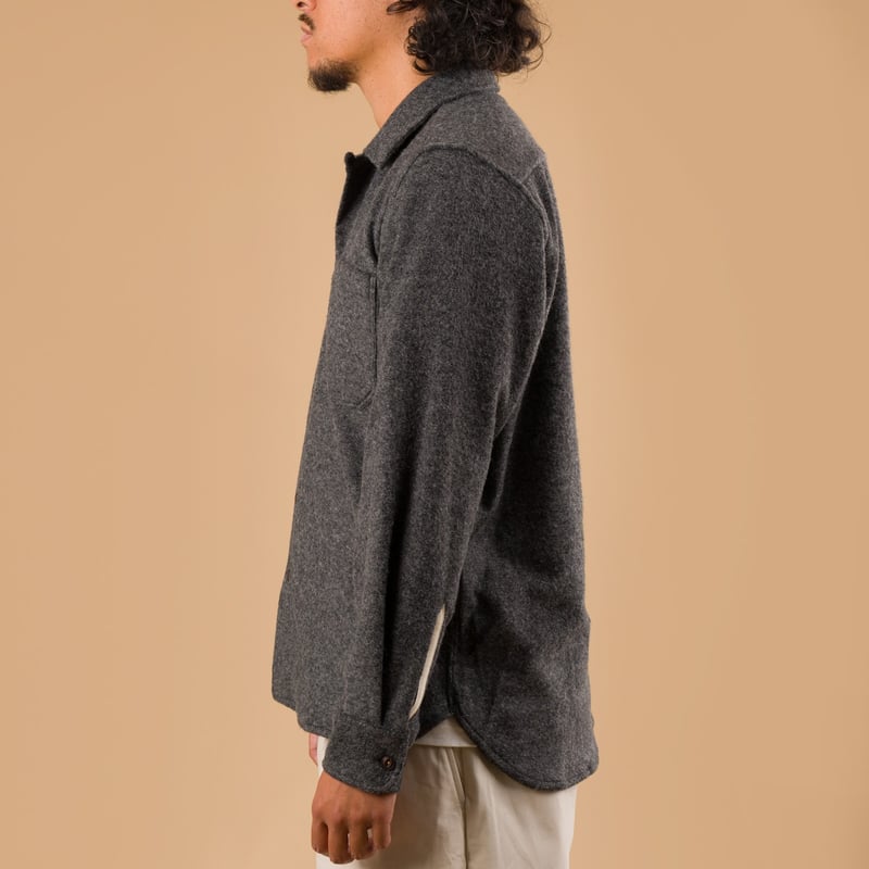 Image-Flâneurs_UNIVERSAL WORKS Dam Marl Work Shirt Grey porté de profil