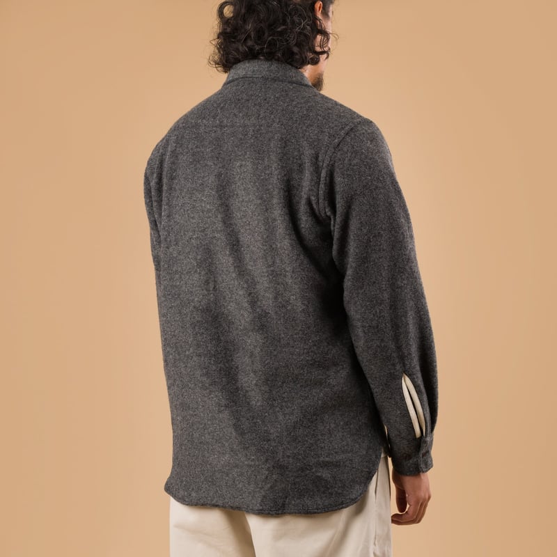 Image-Flâneurs_UNIVERSAL WORKS Dam Marl Work Shirt Grey porté de dos