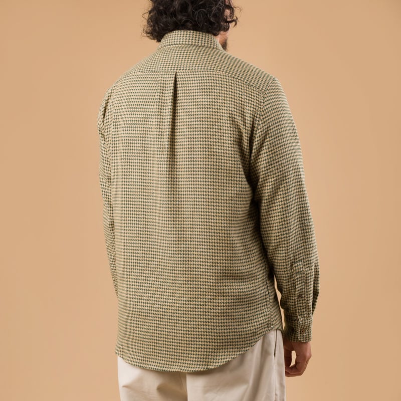 image portée face flâneurs PORTUGUESE FLANNEL Abstract Shirt Green