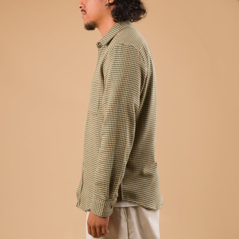 image portée profil flâneurs PORTUGUESE FLANNEL Abstract Shirt Green