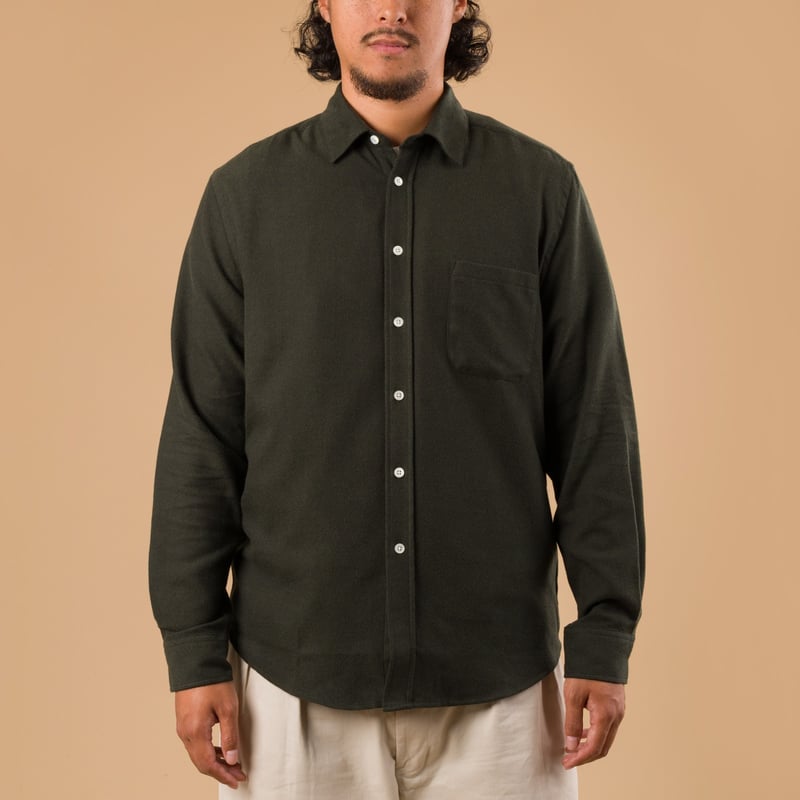 chemise-flâneurs-PORTUGUESE-FLANNEL-Teca-Shirt-Forest Green porté de face